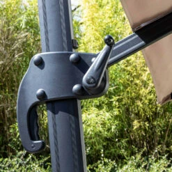 Parasol Déporté 3x3m Et 4 Dalles Lestées Aluminium Taupe -Le Coin Detente Boutique 6496c97858d532.68221808